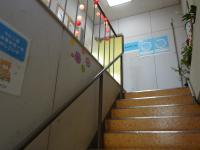 階段をのぼった２階が教室です。