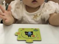 初めてのパズル。達成感いっぱいです!0歳からの知育をサポートします。