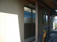 砂利道を左へお進みください。教室の入り口が見えます。 