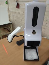 入口で検温、消毒してからお席へご案内いたします。