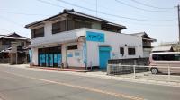 多肥小学校の校門から横断歩道を渡ってすぐのところにあります。