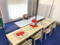 幼児コーナー。プリント、教具、カードで 楽しく対面学習。