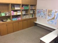 お迎えを待つスペースも完備し、本や教具も用意しております。