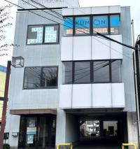 教室はヤマダ電機さん北側すぐ。ビル３階です。駐車スペースあり。送迎に便利です。