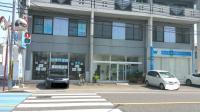 建物前の駐車場を送迎にご利用いただけます。入口は写真左奥です