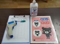 入室時の体温チェックと手指の消毒で、感染対策を行っています。