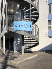 水色のロゴが目印です。教室は1階です。