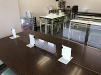 感染防としてパーテーションを設置しています。