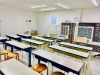 明るく清潔な教室です。