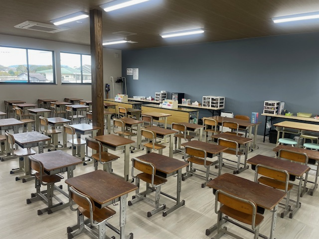 学習席は学校の机と椅子を３０席、幼児学習席１０席をご用意しております。