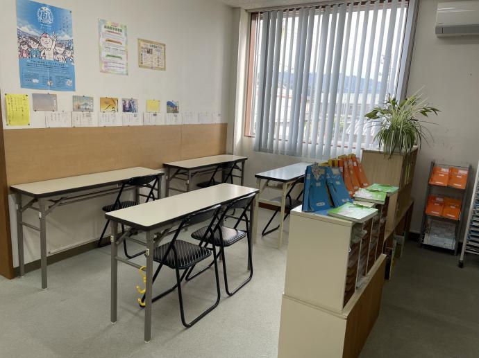 教室には高学年、英語、幼児席があります。