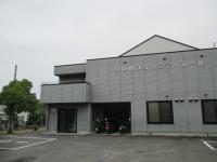 教室は湯の山コミュニティホール内です。駐車場も利用できます。