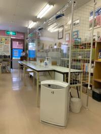 感染防止対策でパネルを設置し消毒液も配置しています。