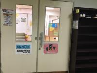 スイミングスクール内の2Fに靴を持ってお上がりください。<br />