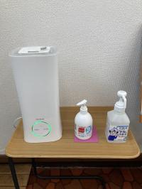 入室されたら手指消毒をします。感染症対策に努めています。