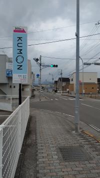 浮穴小学校前交差点から西へ300ｍです。