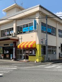 二階に上がった所に教室があります。