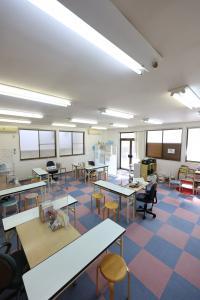 明るくて広い、幼児・小学生対象の学習室です。