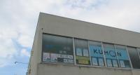 教室は２階です。建物横に階段がございます。
