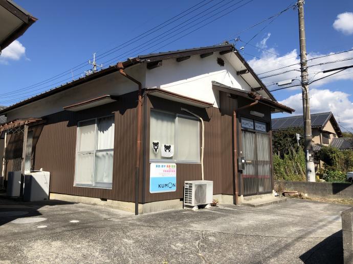 教室の前に自転車も止められます。教室斜め前に広いスペースがあり車の送迎もラク。