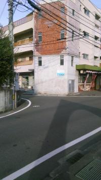 ３３号線からコンビニと薬局の交差点を東に入ります。車１台可