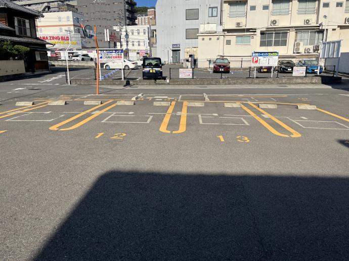 業務スーパーから入って左側、黄色いラインの駐車場12番13番をご利用ください。