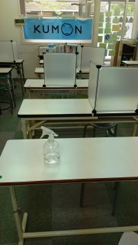 パーテーションの設置、手指・備品の消毒など、感染症対策をおこなっています。