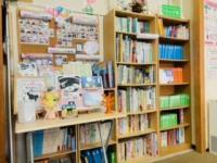 可愛い絵本に興味をもつ2歳のお子さまもいました!