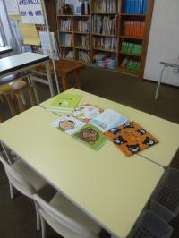 お子さまも安心!スモールサイズの机と椅子があります。