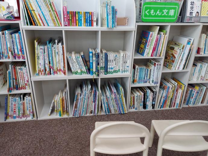 待合室には本、学校帰りにも対応したランドセル置き場があります。