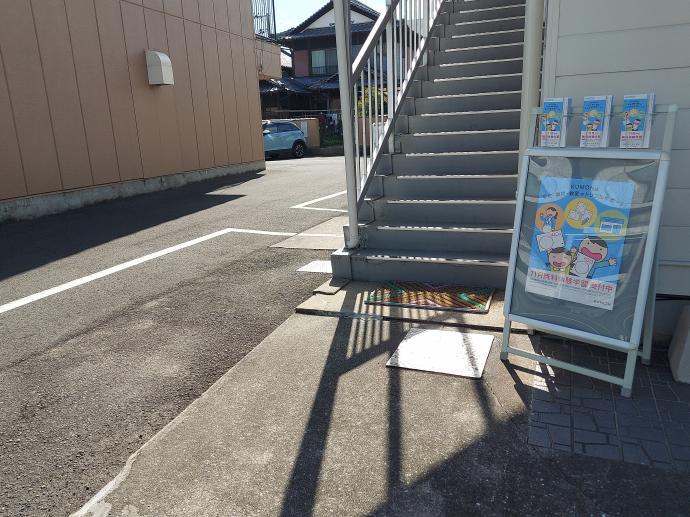 駐車場は教室へ上がる階段横のスペースをご利用ください。