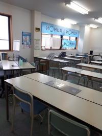 飛沫防止のアクリル板を設置しています。