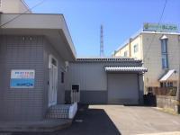 シャッター前が駐車場、白い引き戸が教室入口です。