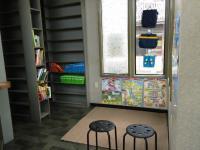 待合スペースには自由に読める絵本や教材見本があります。