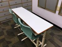 小さなお子さま用の机とイスもご用意しております。