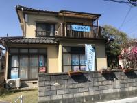 教室は松山環状線の高架のそばです。目の前が小学生の通学路になっています。