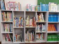 本棚には、公文式の国語教材に採用されている本をたくさん揃えております。