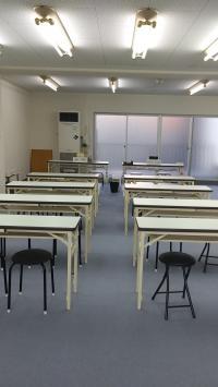 教室は２階です。