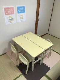 幼児さん専用の椅子と机があります。