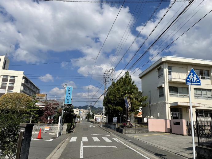 桑原小学校の正門前、ＫＵＭＯＮの看板が目印です