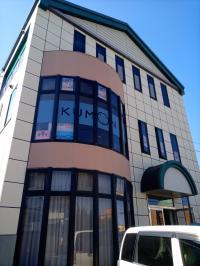 建物２階が教室です。駐車場・駐輪場あり。ベビーカーも置けるスペースがあります。