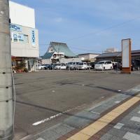 お車は歩道側の駐車スペースをご利用ください。