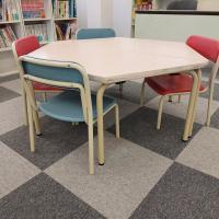 こちらの幼児用の机でbabyくもんタイム。