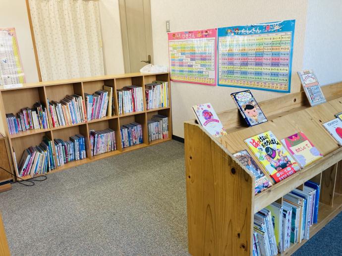 待合いスペースです。子ども達は本や図鑑、<br />
学校の教科書を読むのが大好きです。