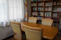 本と教具のある待合室です。