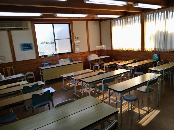 広く明るい教室です。<br />
幼児から中高生まで、幅広い学年の生徒さんがいます。