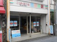 高月ハイヤーの北隣、ニットルームたけうちの2階が教室です。