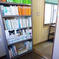 入ってすぐのところにも図書を取り揃えています