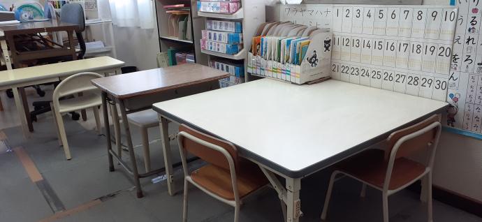 幼児さんに合った机といすで学習♪プリント学習の他に補助教材で学ぶこともできます。
