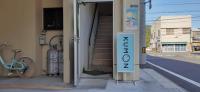 出入口です。階段を上がって2階の日当たりの良い教室です。